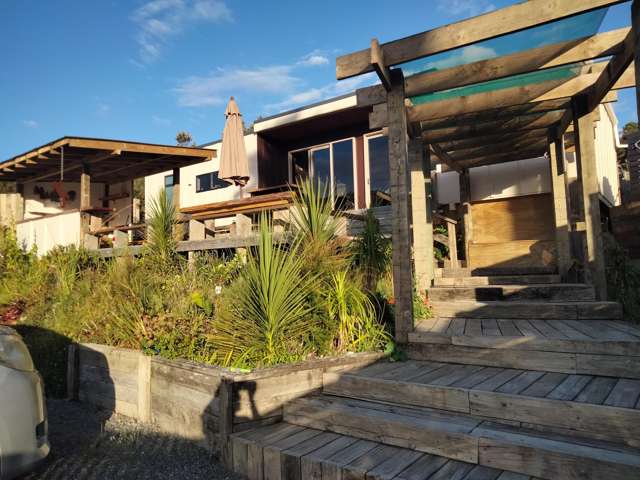 Self-Sufficient Sanctuary Overlooking the Harbour