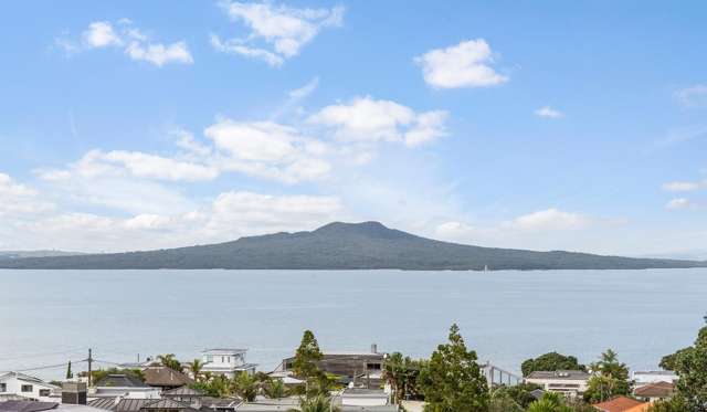 Coastal family living - sea views, space and sun