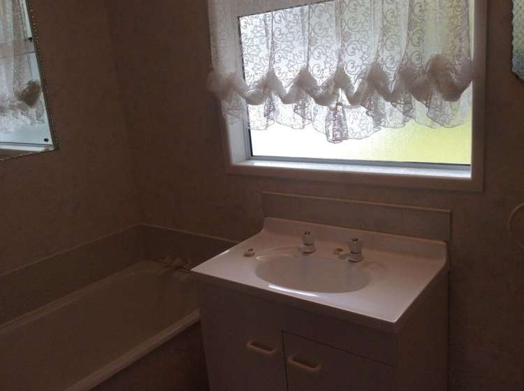 8 Eaton Crescent Otamatea_11