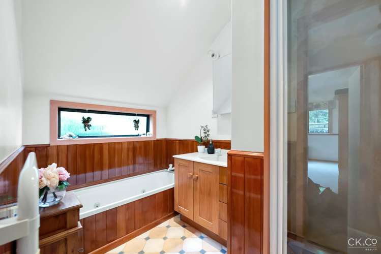 239a Whites Line East Waiwhetu_10