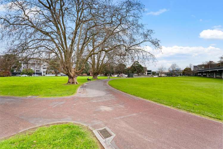 1F/220 Victoria Street West_4