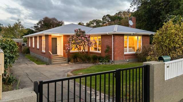 SUNNY, SPACIOUS, SINGLE-LEVEL CLASSIC