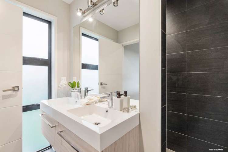 5 Lawrence Carter Drive Bombay_14