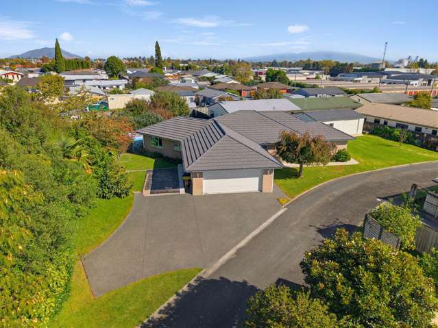 Generous Family Living, Private Location!