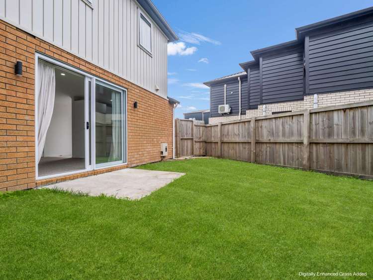 2/8 Mila Paige Close Glenview_23