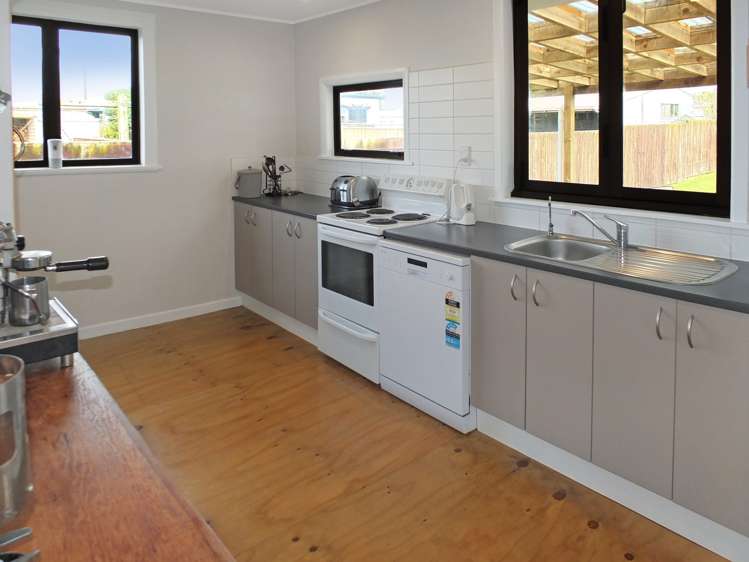 2 Huia Street Foxton Beach_8