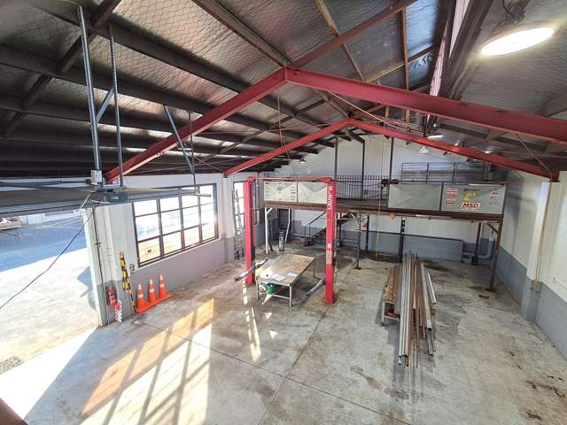 230M² INDUSTRIAL UNIT