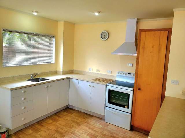 Spacious unit, 8 mins from schools and sea