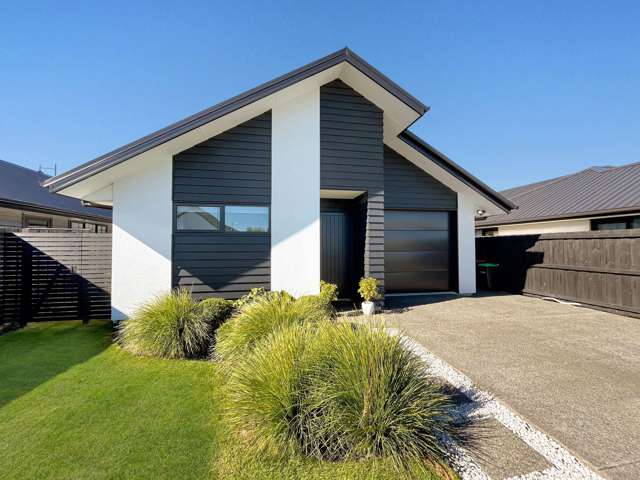 HALSWELL - THREE BEDROOMS, SINGLE GARAGE, CAT NEGOTIABLE