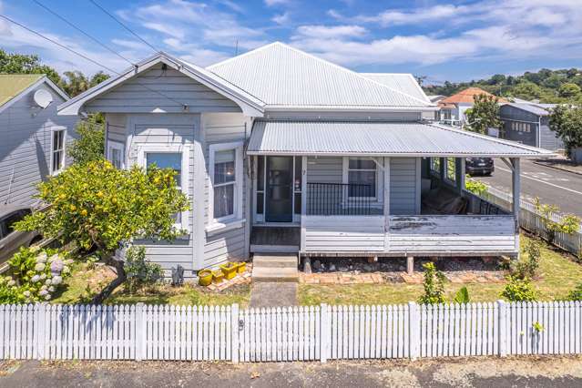 A classic twin bay-window villa with restorations