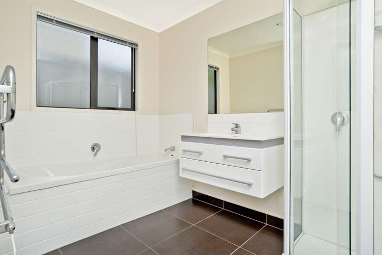 22 Pointon Glade Grandview Heights_15