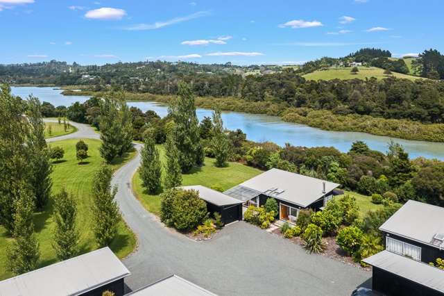 Managed Luxury Retreat in Matakana