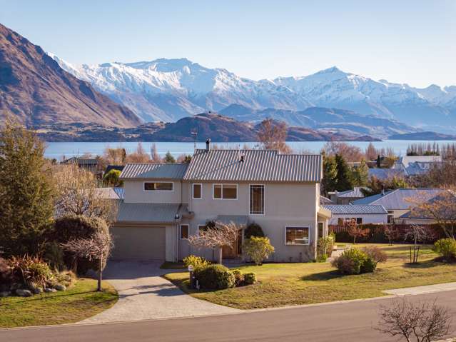 Stunning lake views on Hunter Crescent