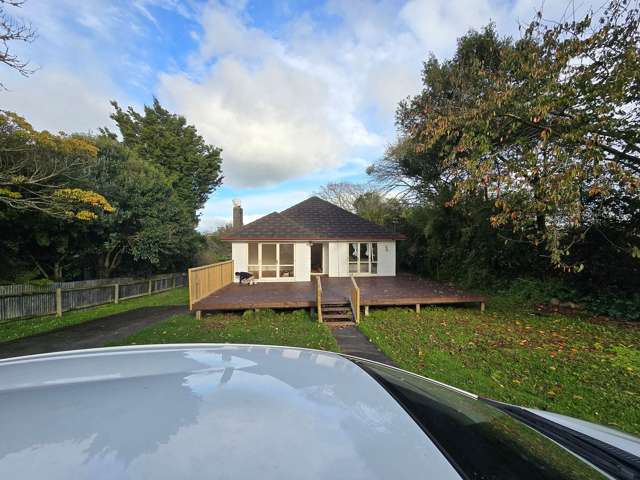 Charming 3BR Home with Deck in Waiuku