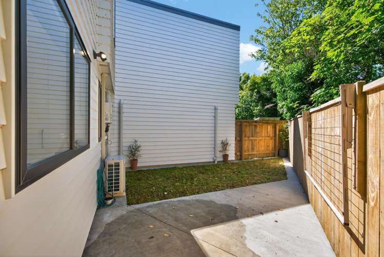 15B Rowe Parade Wainuiomata_24