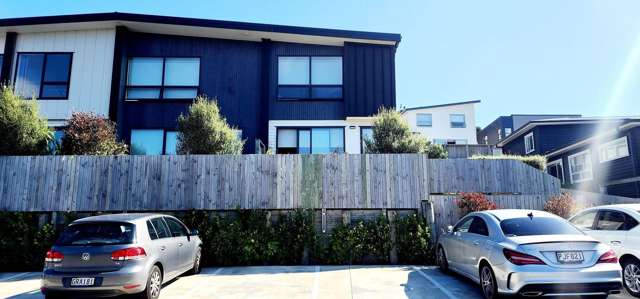 Near new, Sunny 3 Bed (Corner unit with Courtyard)