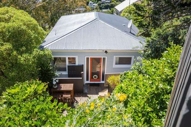 Treehouse cottage with Bach vibes near Seaside