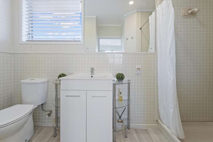 2 House Avenue Mangere Bridge_17