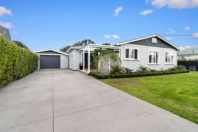 Charming Bungalow Blends Contemporary Living 633m2