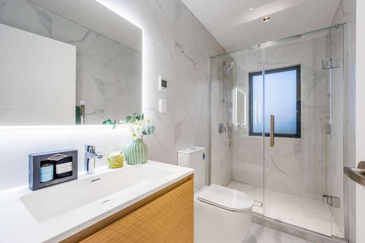 2F Hollywood Avenue Epsom_13