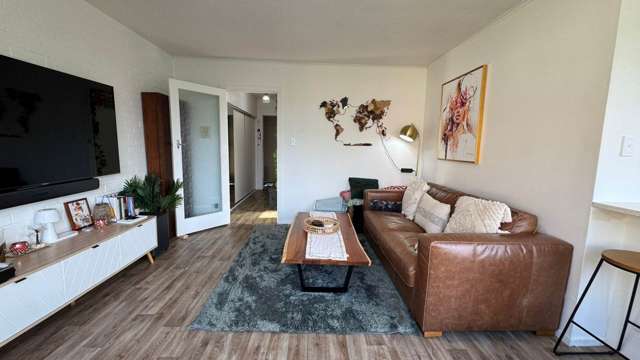 Sunny 1-Bedroom Apartment with Carpark — Water...