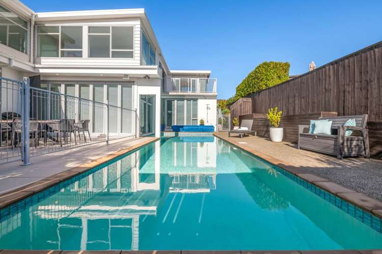 32 Intrepid Crescent Beachlands_13