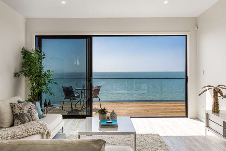 8a Crispe Road Clarks Beach_5