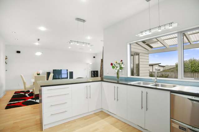 15 Paparoa Crescent Aotea_1