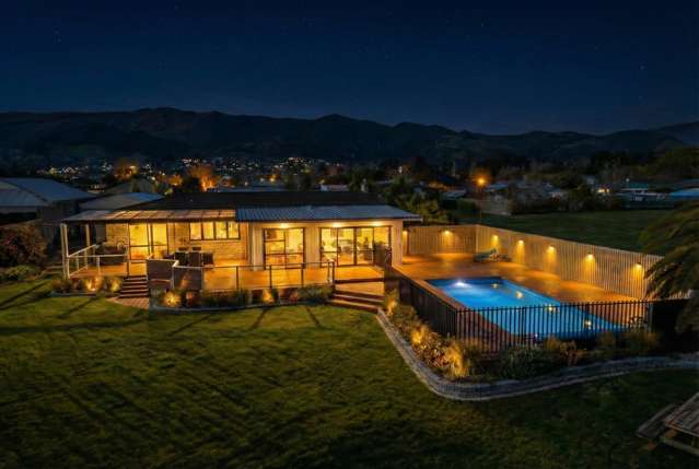 4 Bedrooms, 4 Car Garaging on 2752m2