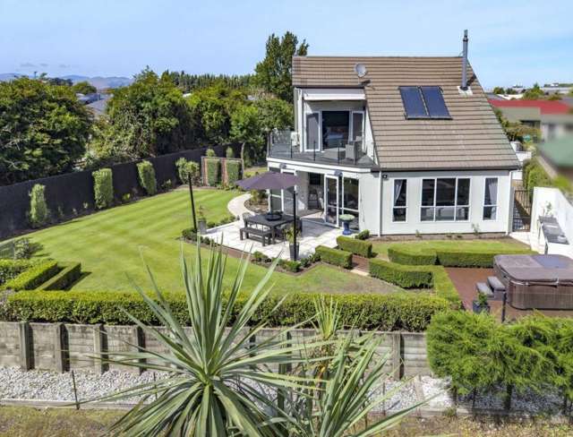 Stylish, Sun-Soaked Serenity!