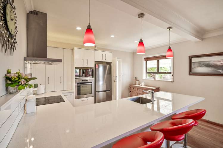 711 Maitland Crescent Mayfair_7