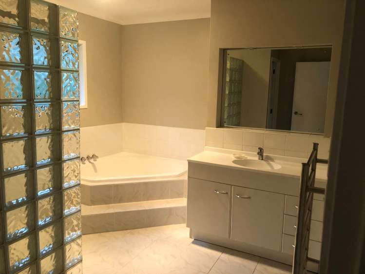 38 Longfellow Parade Glen Eden_11