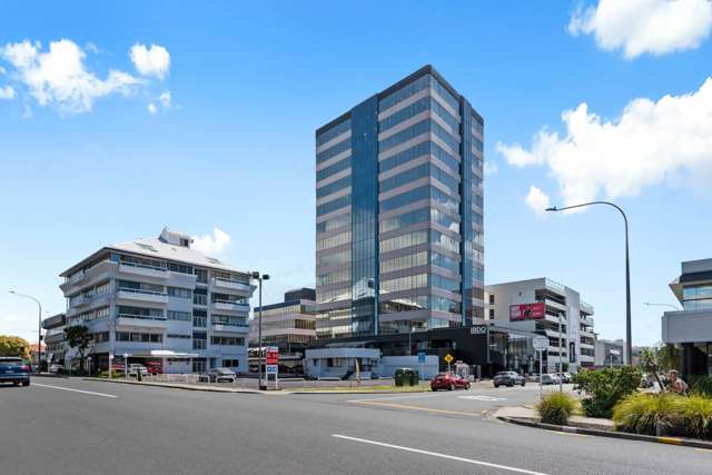 OUTSTANDING TAKAPUNA TROPHY - BDO TOWER