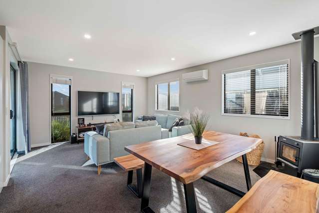 Hot Property! Cosy 2-Bed on Prime Corner Section!