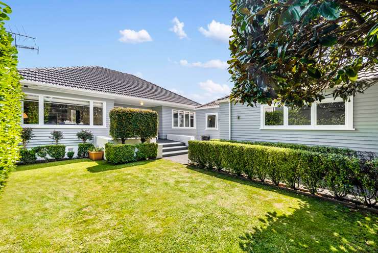 A house on Shore Road, in Auckland's Remuera, sits above a slip. Auckland has been hit with a historic amount of torrential rainfall, causing severe flooding. Photo / Getty Images