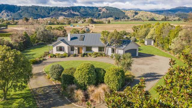 Private retreat with Tararua views