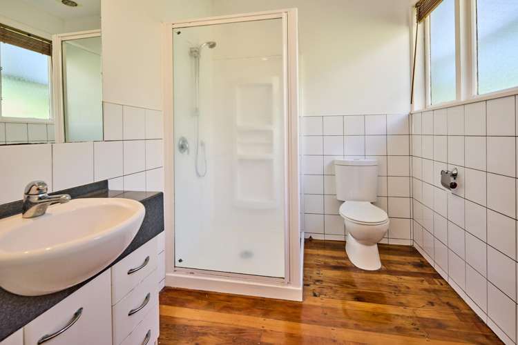 8 Kiriwai Road Paremata_13