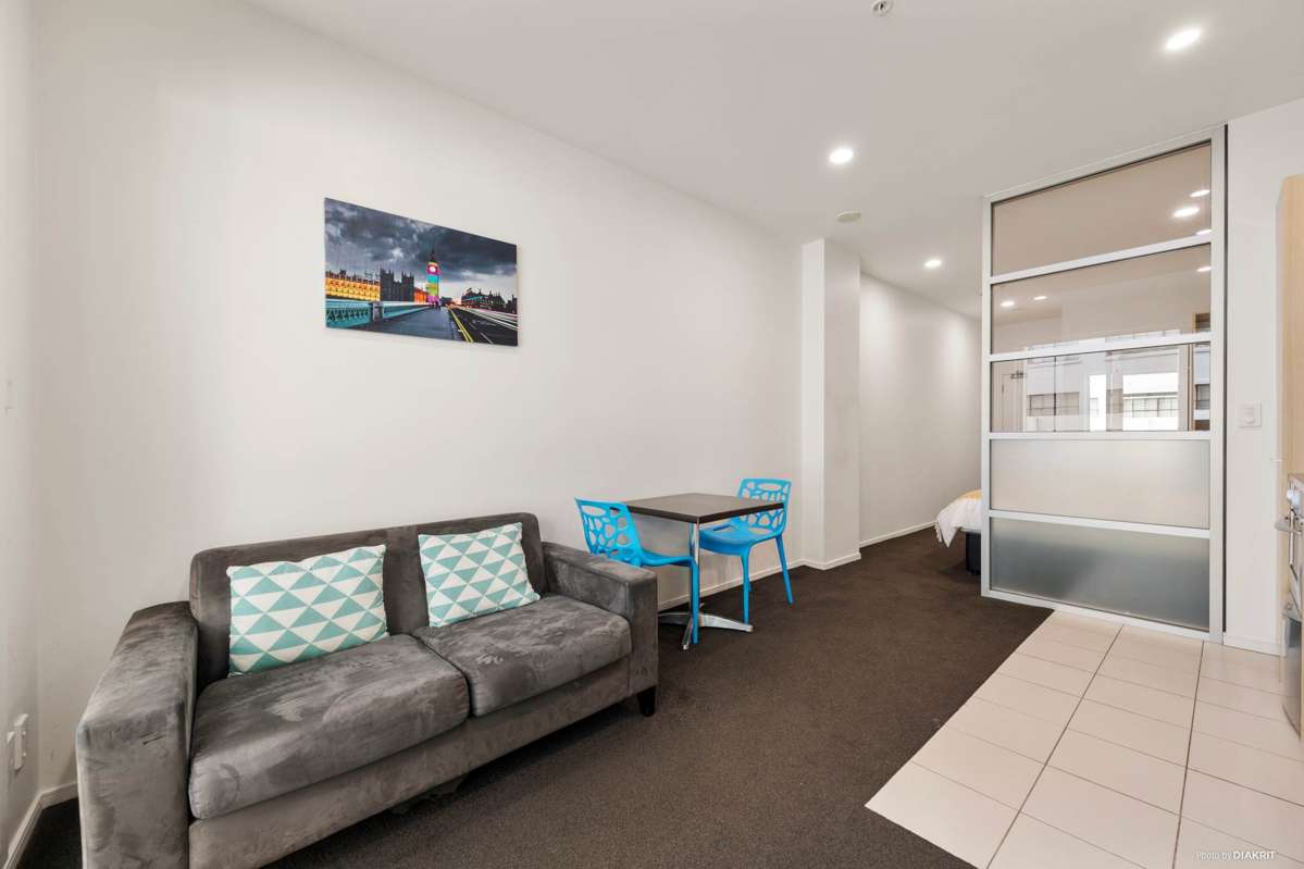 210/85 Beach Road_1