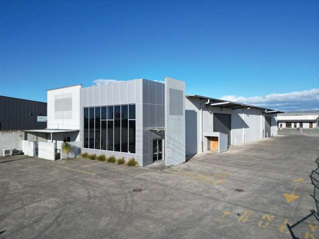 Auction:  Wide span industrial warehouse