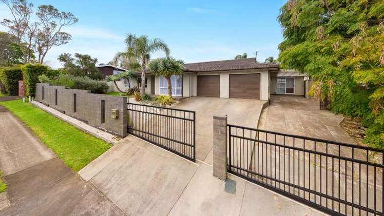 2 Oliver Twist Avenue Mellons Bay_0