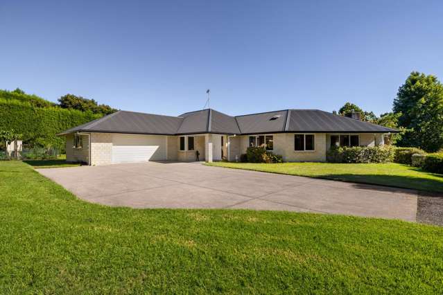 COUNTRY LIVING | CITY CONVENIENCE | KIDS CAN ROAM