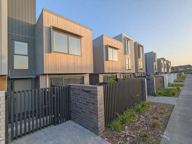 Designer Living with Private Atrium – Modern 3-Bed