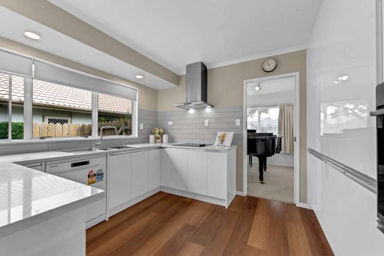 8 Headcorn Place Botany Downs_11