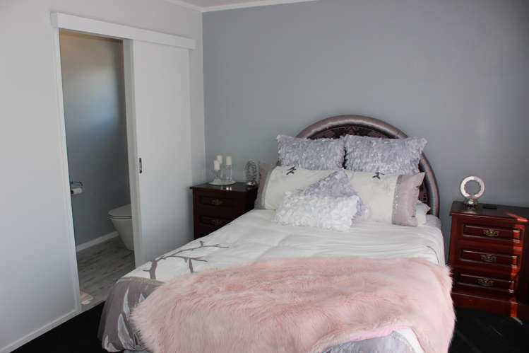 137 The Fairway Matarangi_21