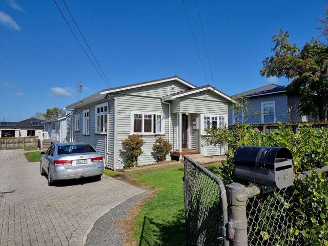 Cheerful 3 bed house re-painted ready to move in.