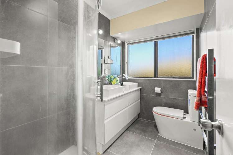 2/20 Beach Road Mellons Bay_16