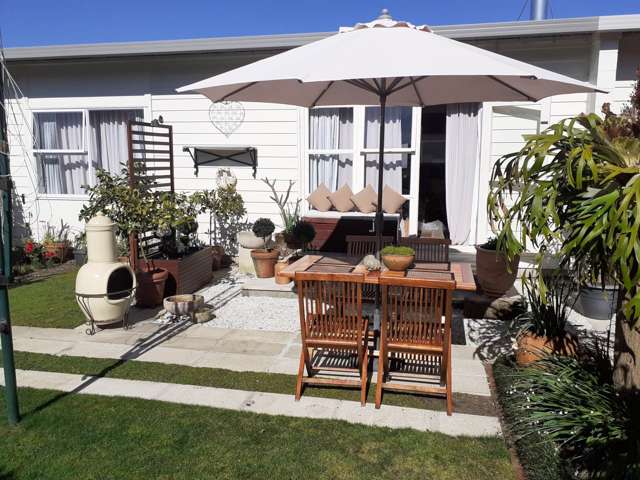 2 Bedroom Beautiful Home in heart of Mt Wellin...