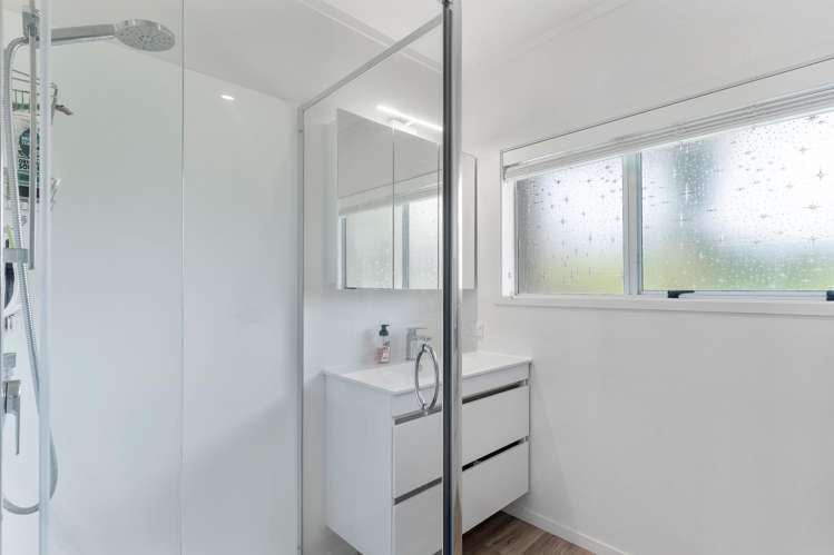 2/4 Chevron Place Castor Bay_11