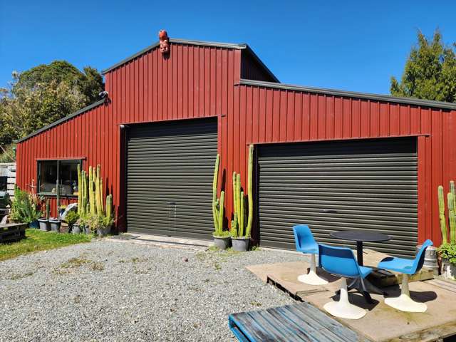 Bush Clad Retreat With American Barn