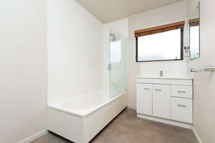 2/6 Miami Street Mangere East_6